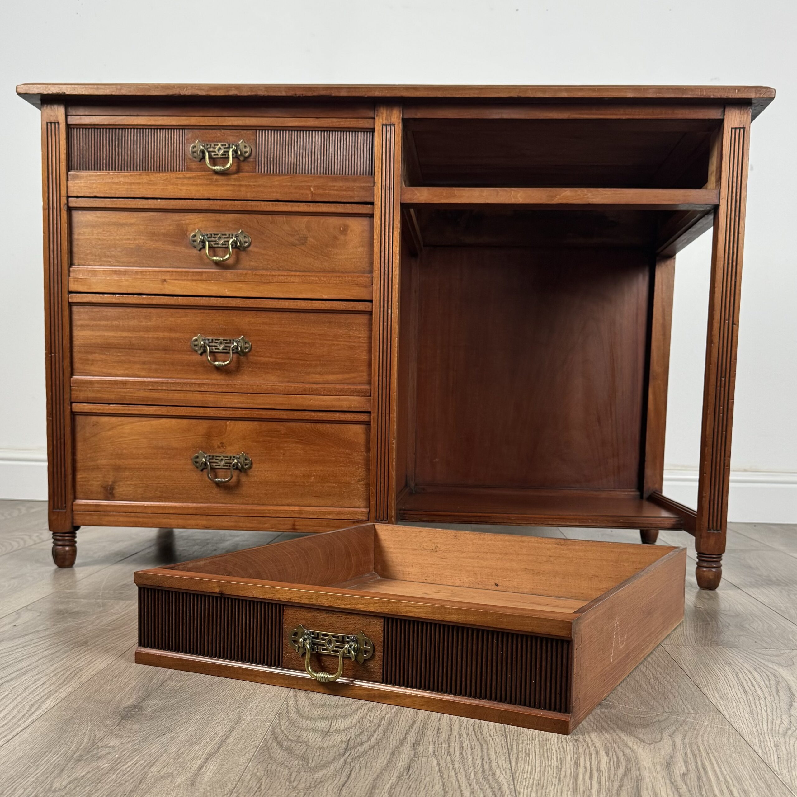 Antique 20th Century Single Pedestal Desk In Walnut