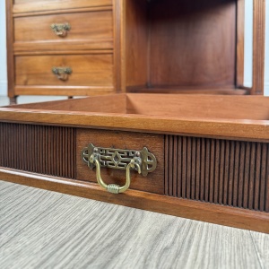 Antique 20th Century Single Pedestal Desk In Walnut