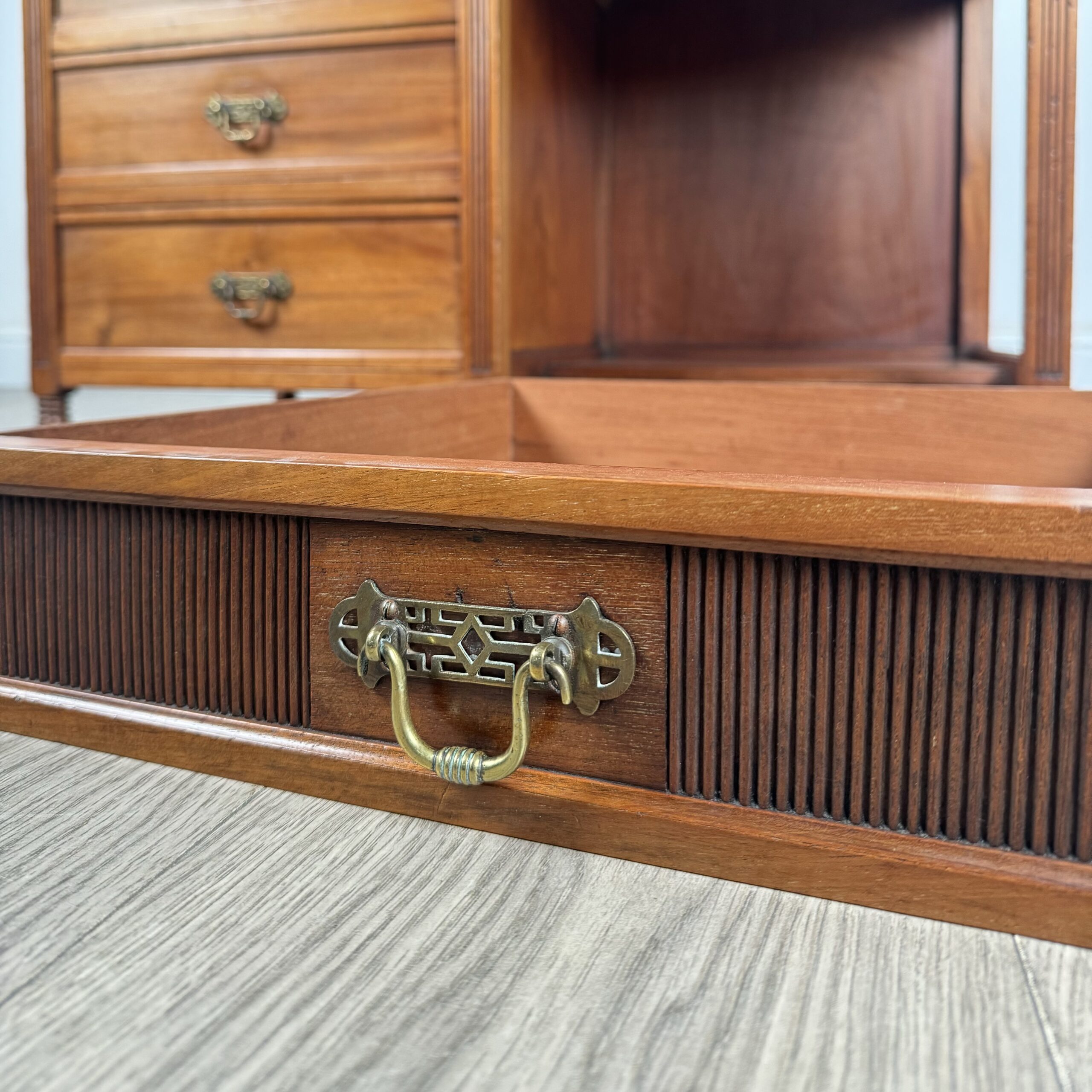 Antique 20th Century Single Pedestal Desk In Walnut