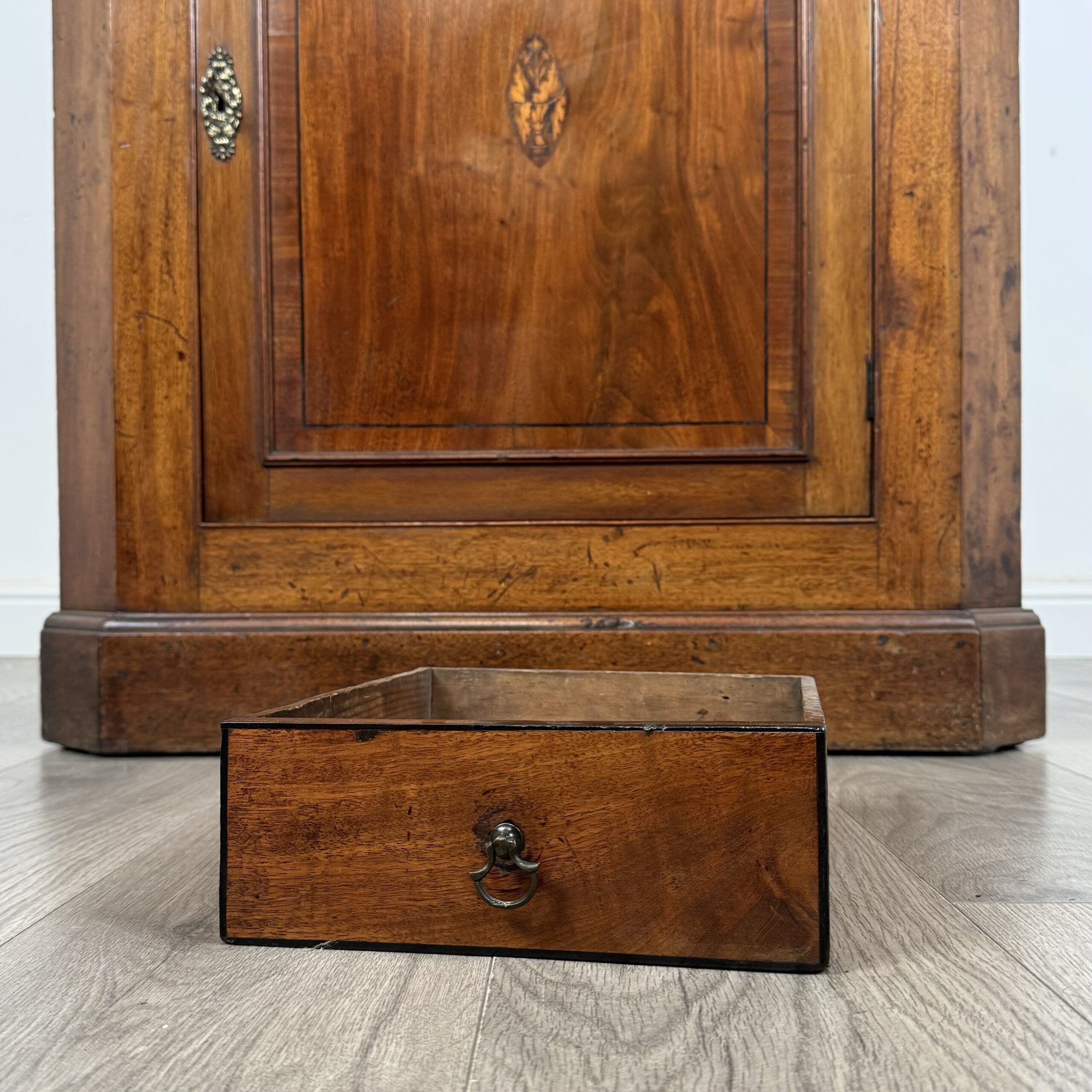 Antique Early 19th Century Corner Cabinet In Mahogany