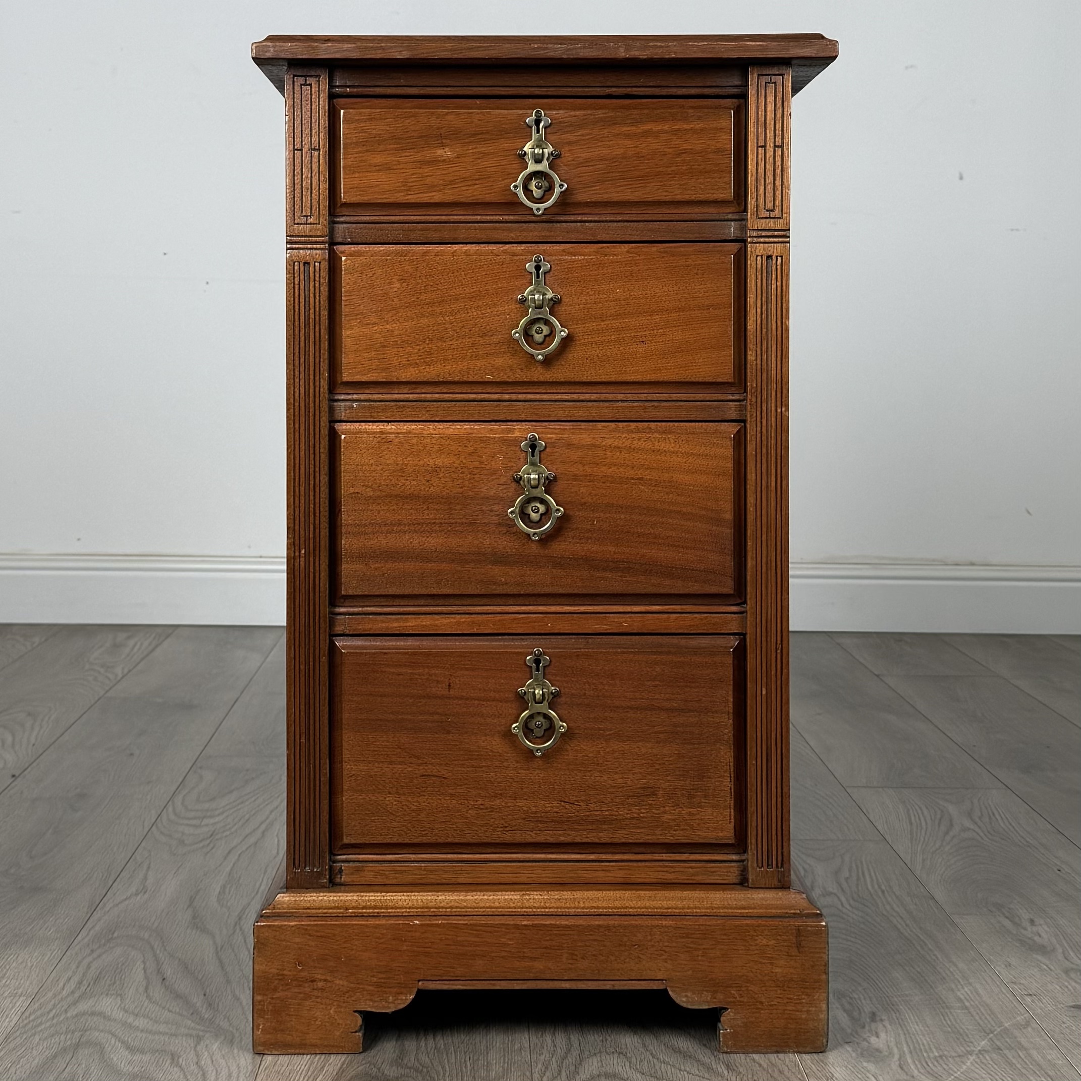 Antique 20th Century Pair Of Bedside Cabinets In Walnut