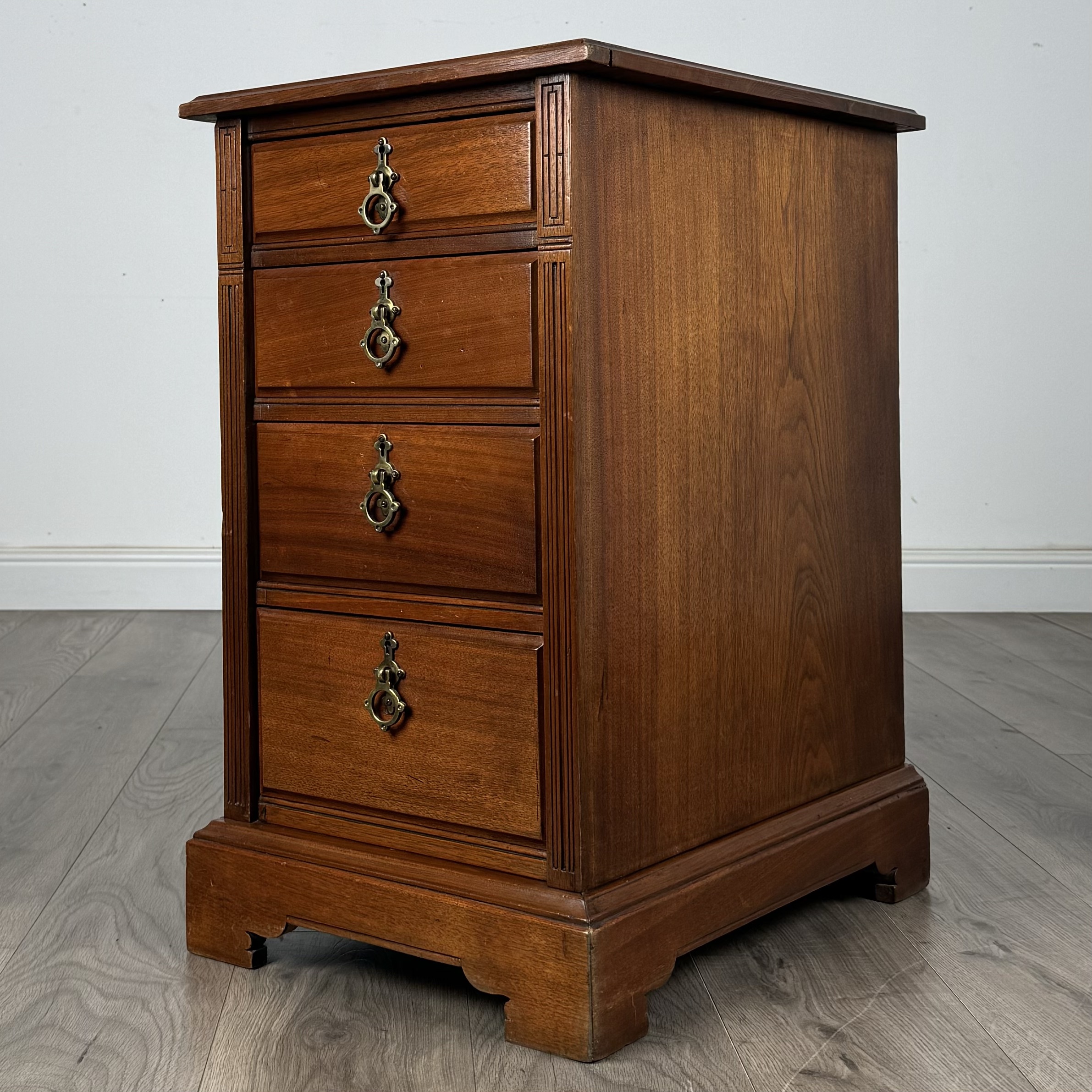 Antique 20th Century Pair Of Bedside Cabinets In Walnut