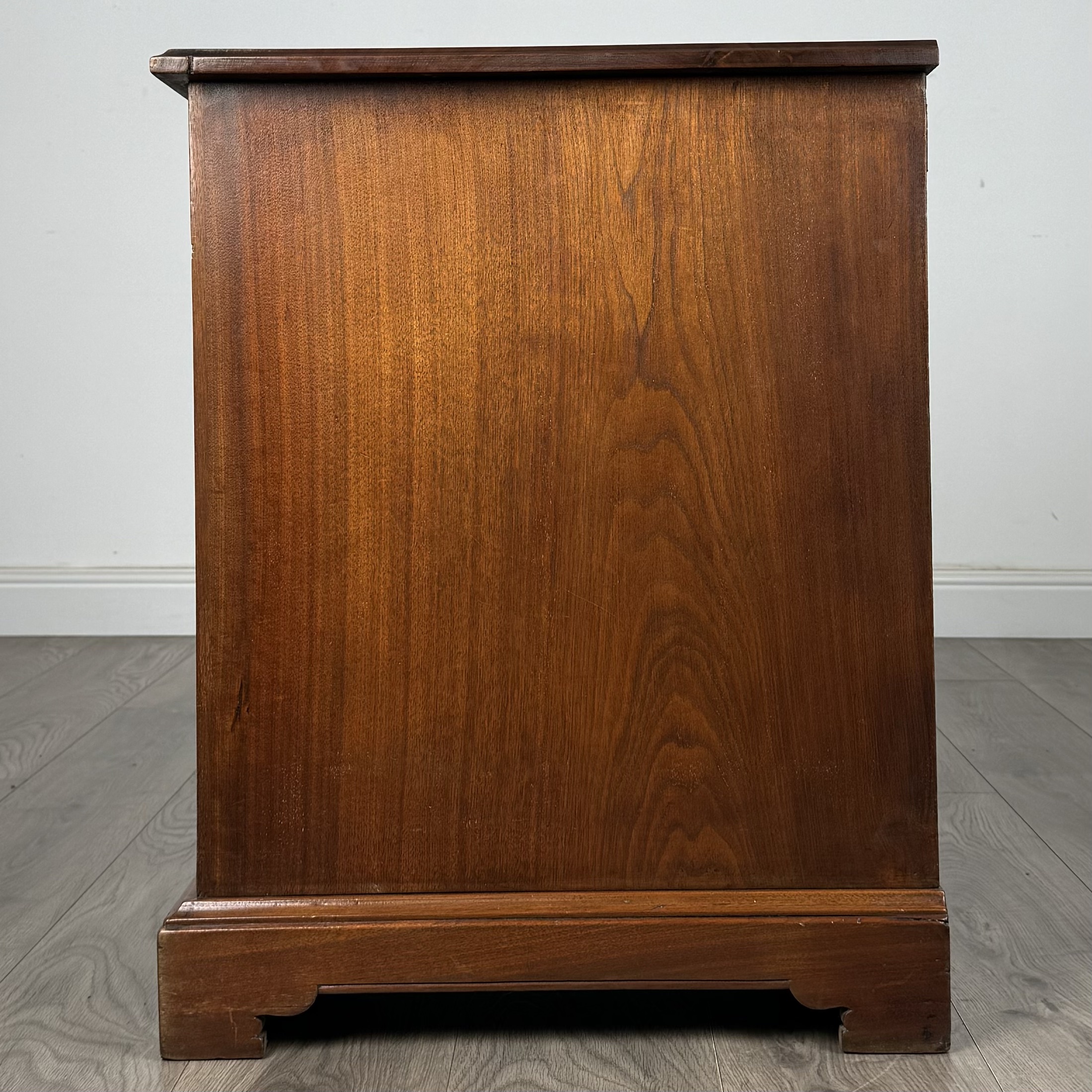 Antique 20th Century Pair Of Bedside Cabinets In Walnut