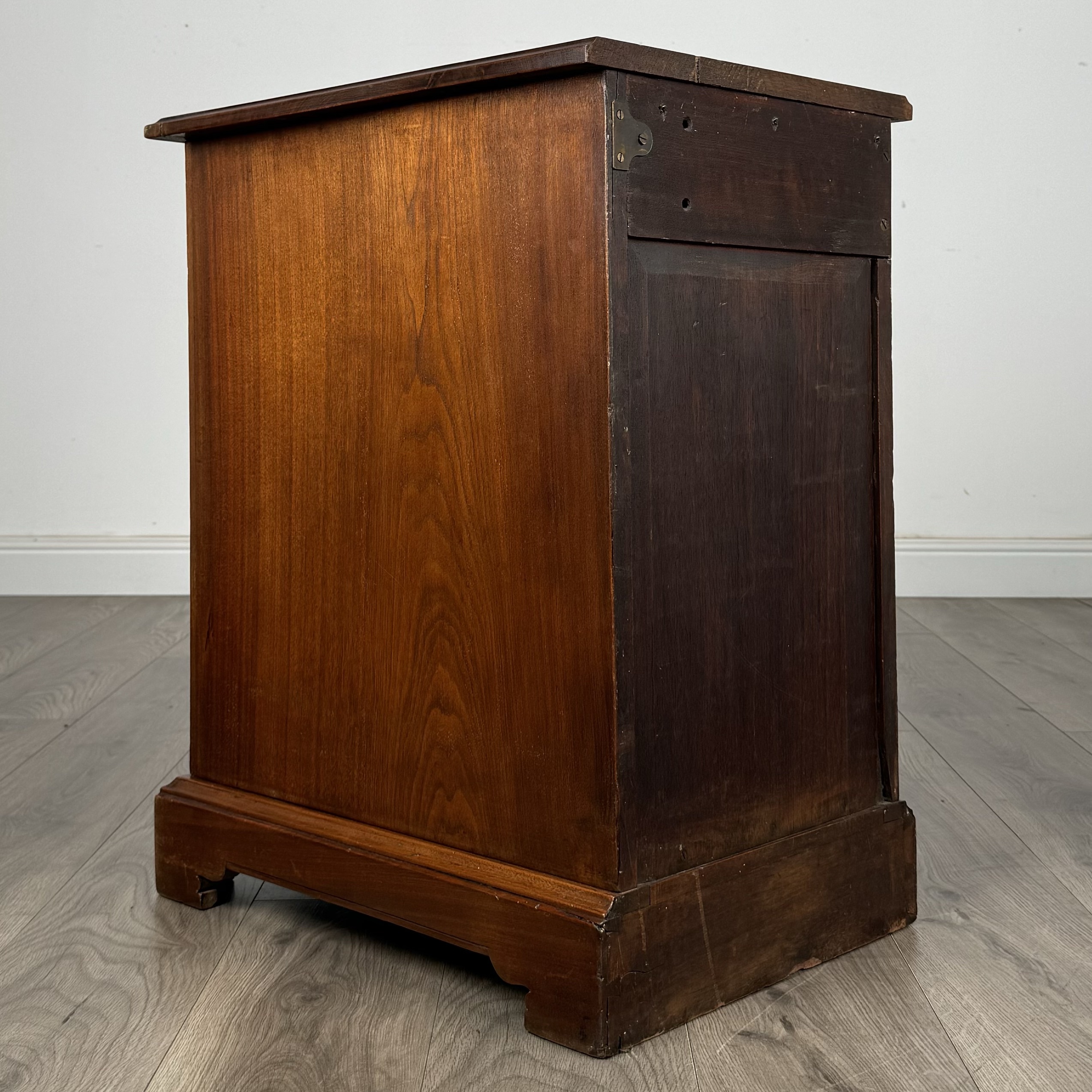 Antique 20th Century Pair Of Bedside Cabinets In Walnut