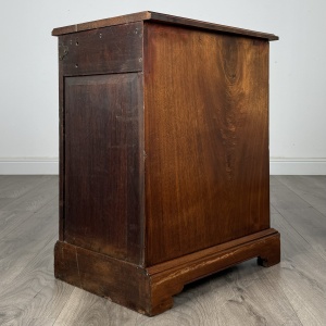 Antique 20th Century Pair Of Bedside Cabinets In Walnut