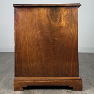 Antique 20th Century Pair Of Bedside Cabinets In Walnut