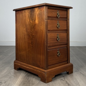 Antique 20th Century Pair Of Bedside Cabinets In Walnut
