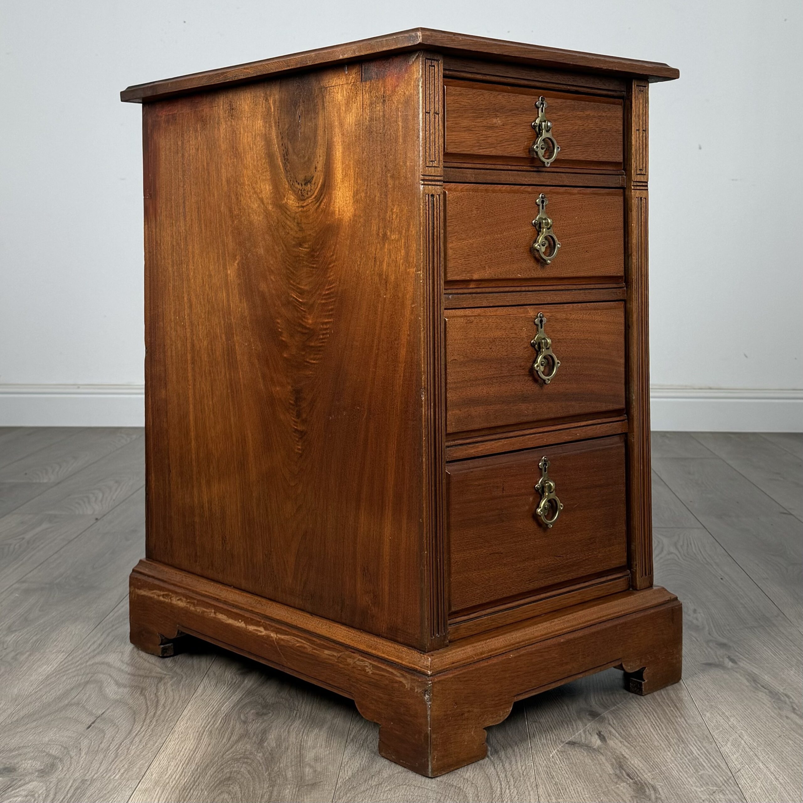 Antique 20th Century Pair Of Bedside Cabinets In Walnut