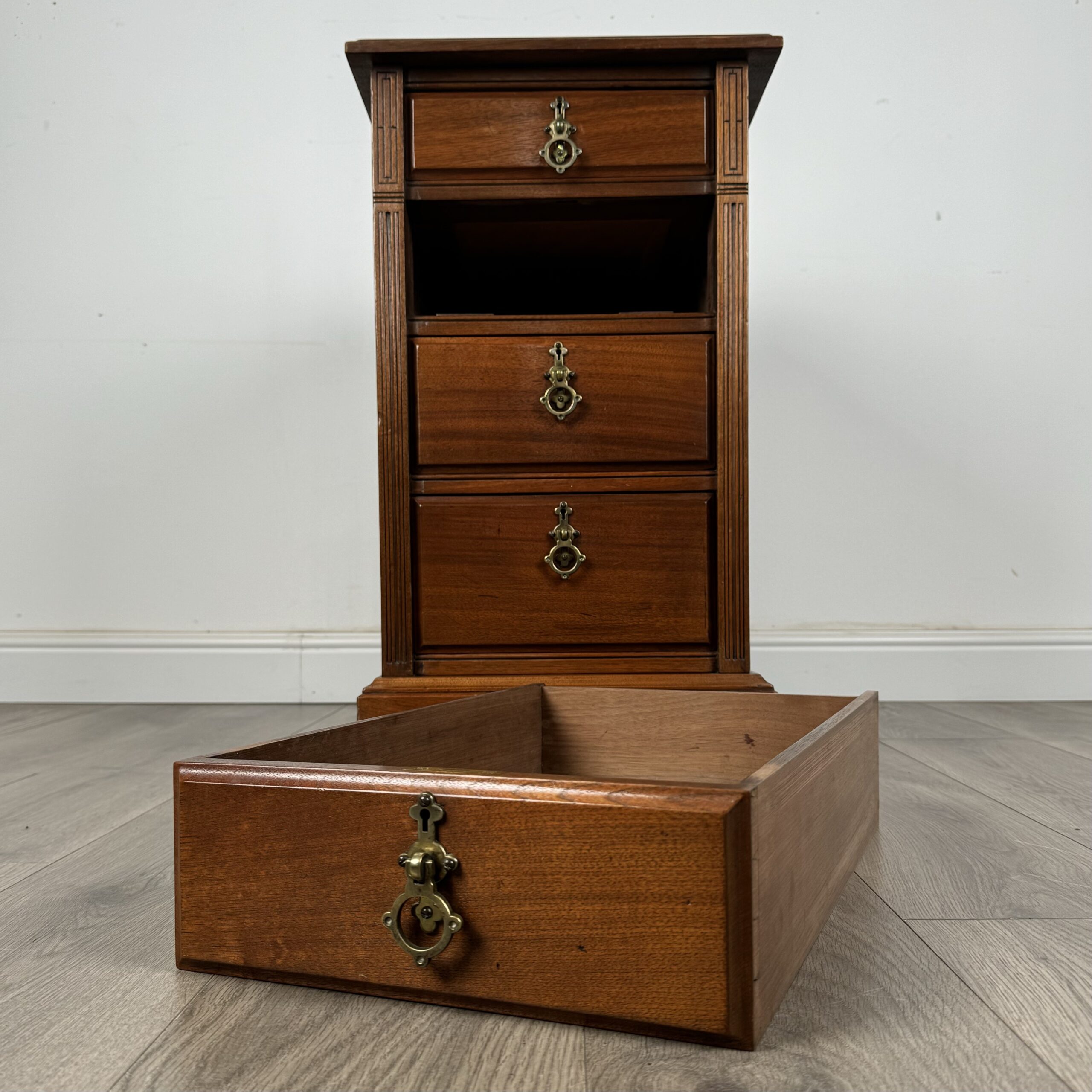 Antique 20th Century Pair Of Bedside Cabinets In Walnut