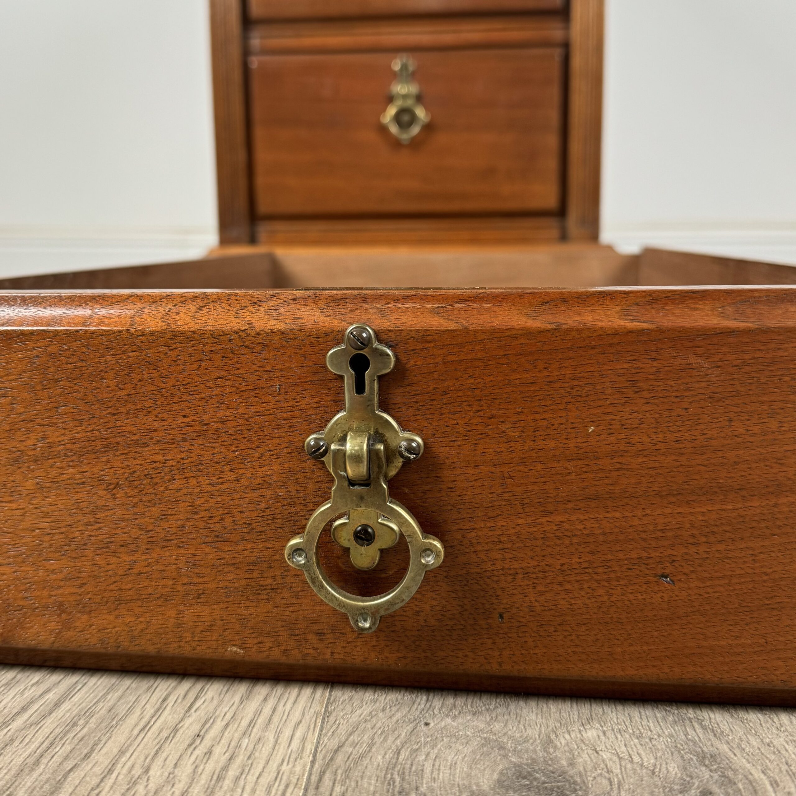 Antique 20th Century Pair Of Bedside Cabinets In Walnut