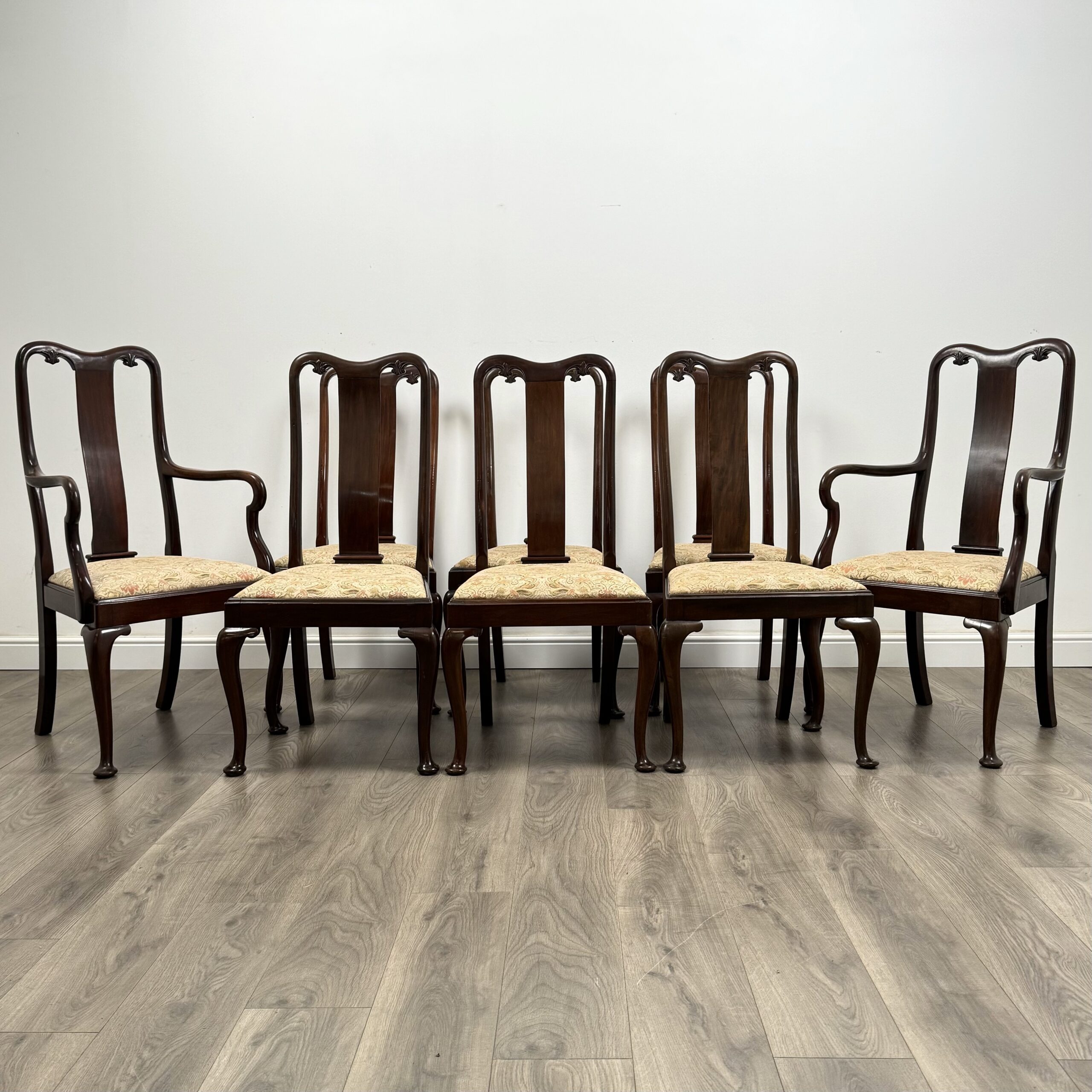 Antique 20th Century Set Of 8 Queen Anne Style Dining Chairs In Walnut