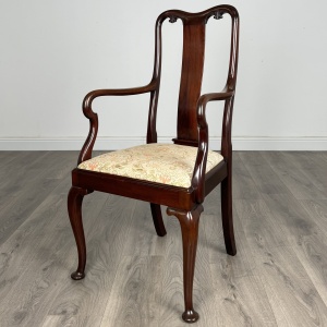 Antique 20th Century Set Of 8 Queen Anne Style Dining Chairs In Walnut