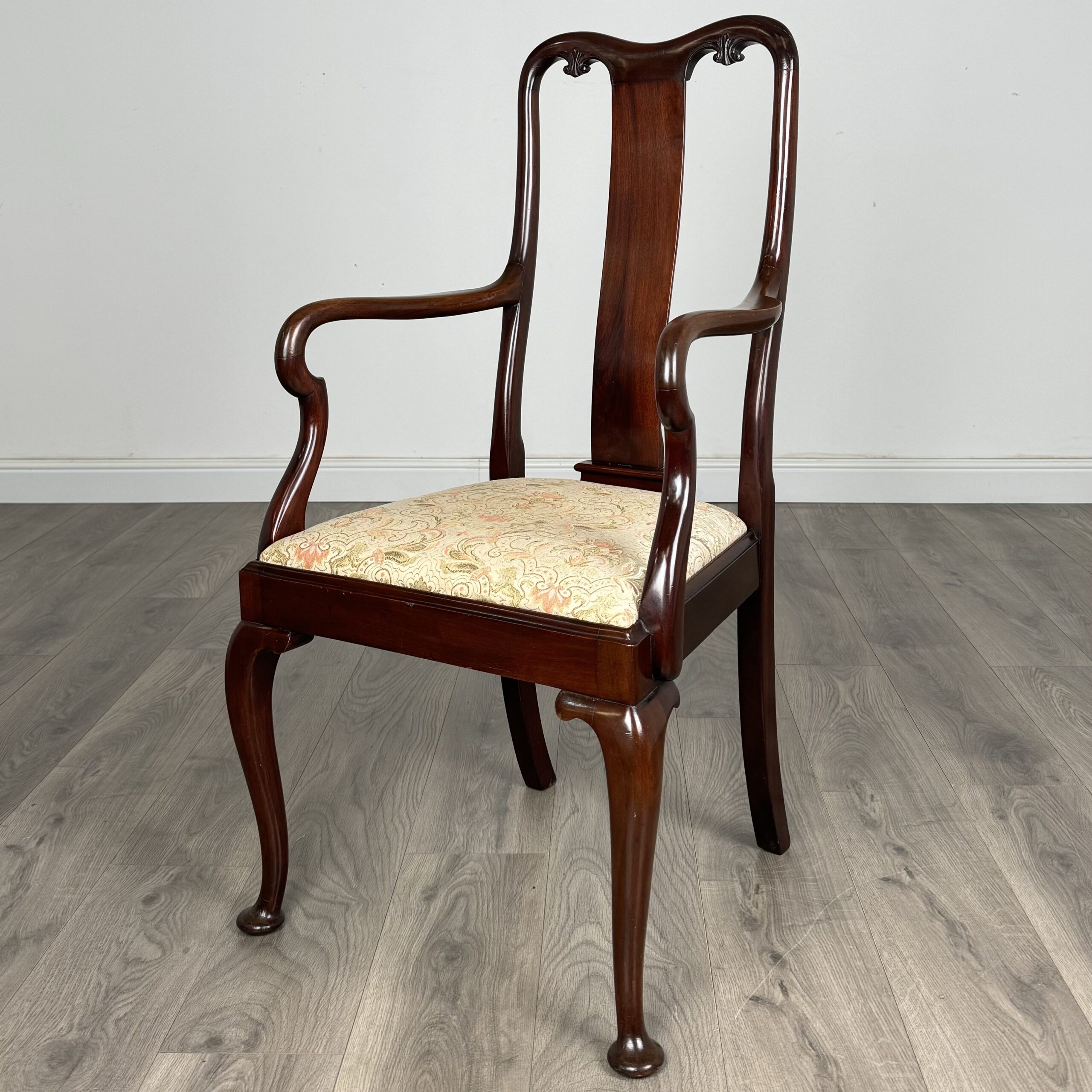 Antique 20th Century Set Of 8 Queen Anne Style Dining Chairs In Walnut