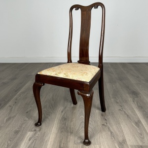 Antique 20th Century Set Of 8 Queen Anne Style Dining Chairs In Walnut