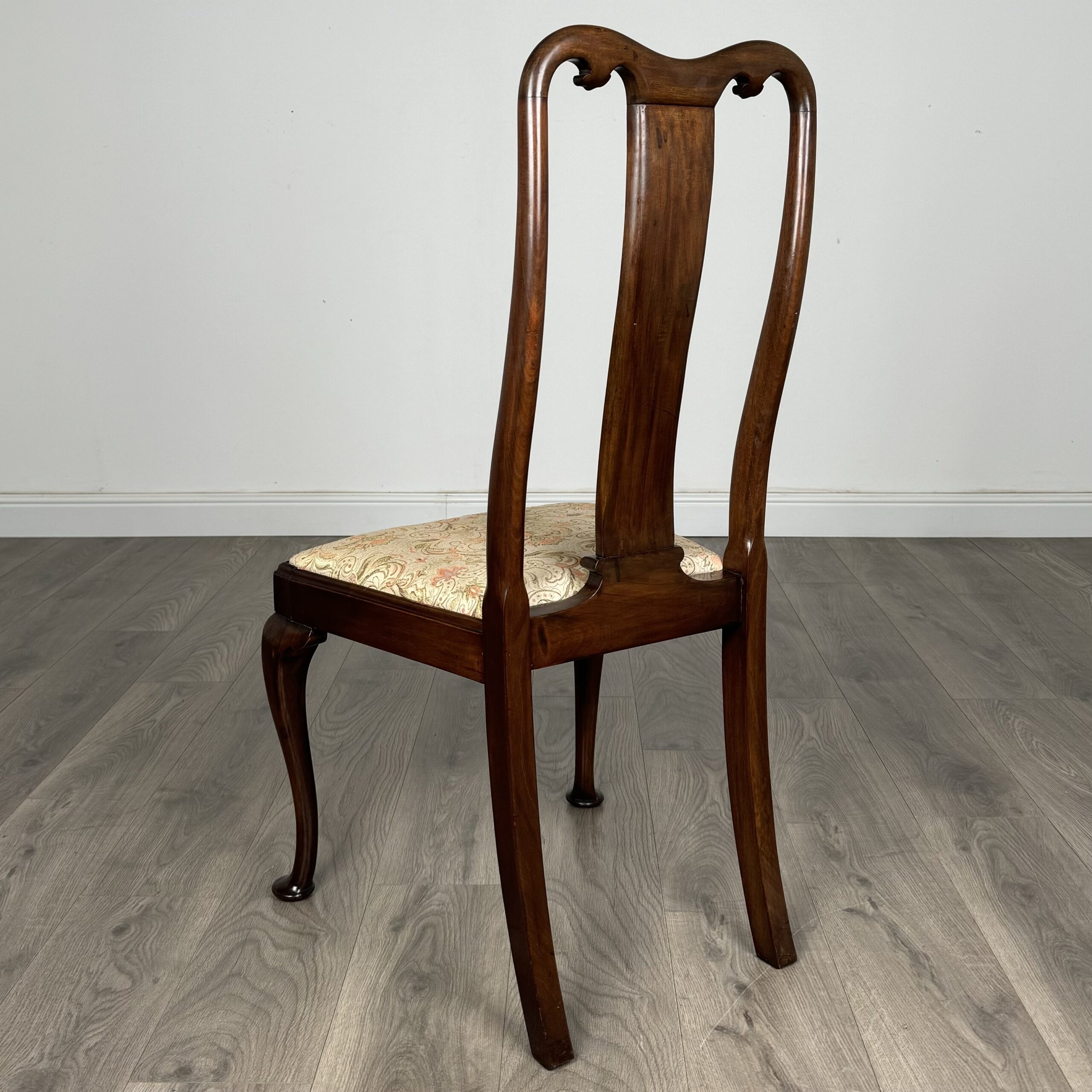 Antique 20th Century Set Of 8 Queen Anne Style Dining Chairs In Walnut