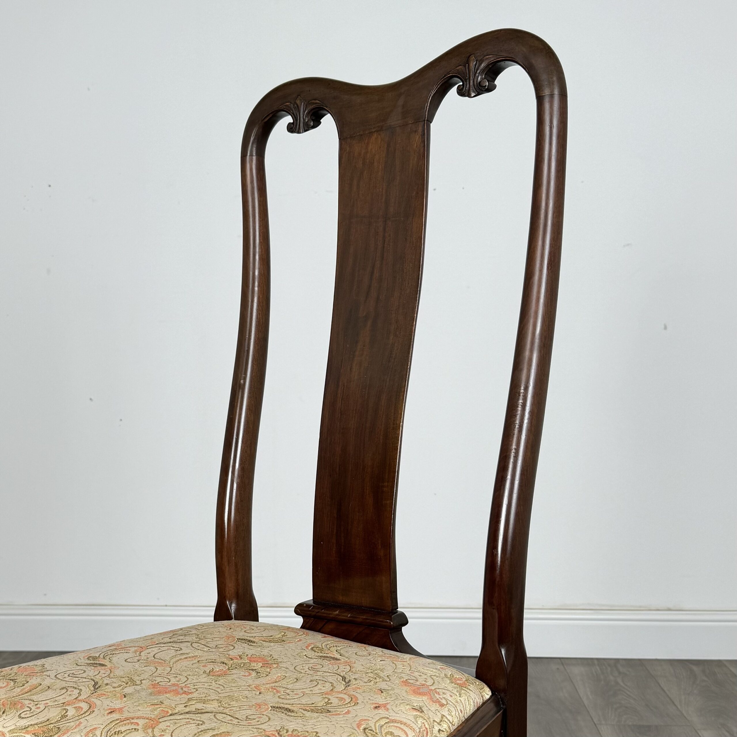 Antique 20th Century Set Of 8 Queen Anne Style Dining Chairs In Walnut