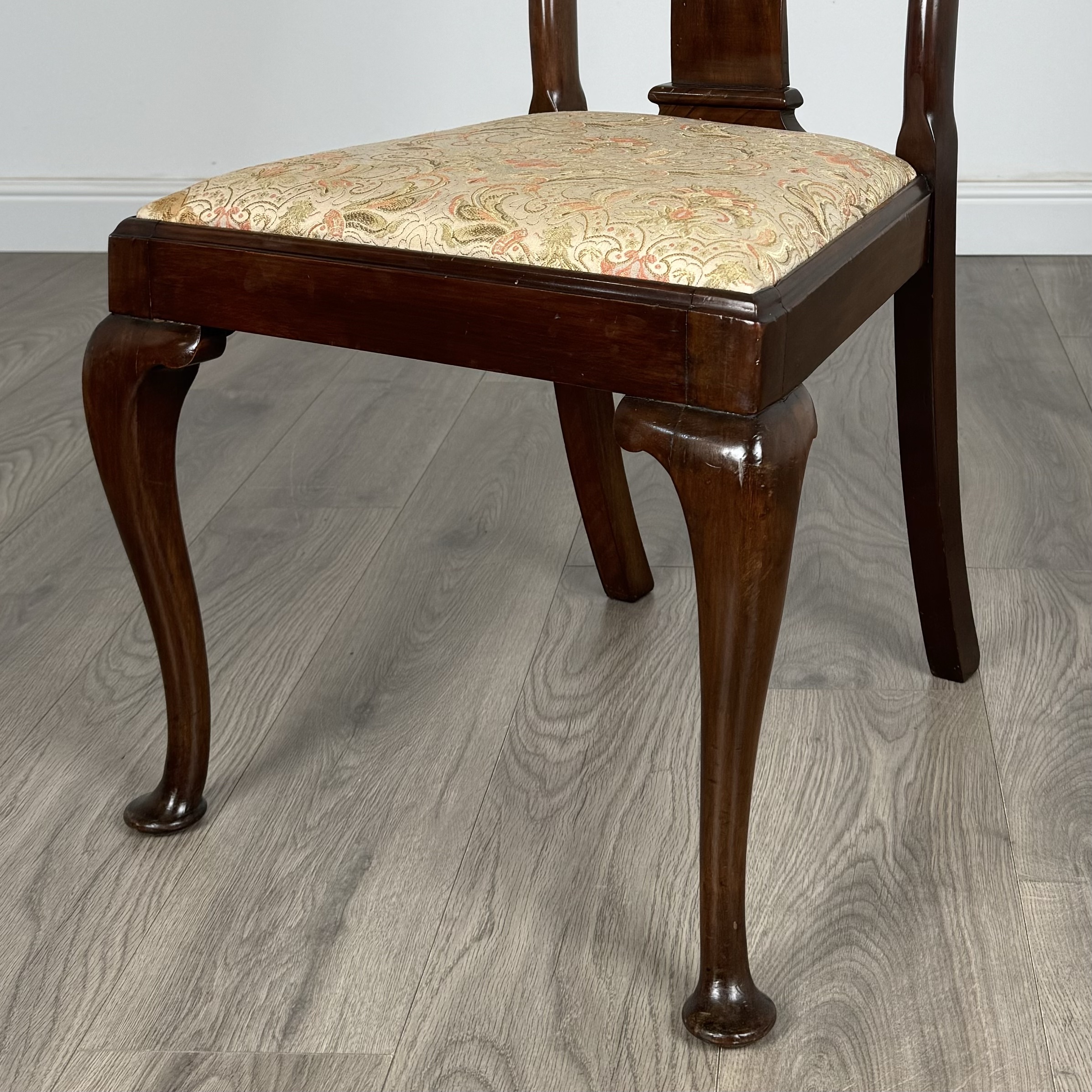 Antique 20th Century Set Of 8 Queen Anne Style Dining Chairs In Walnut