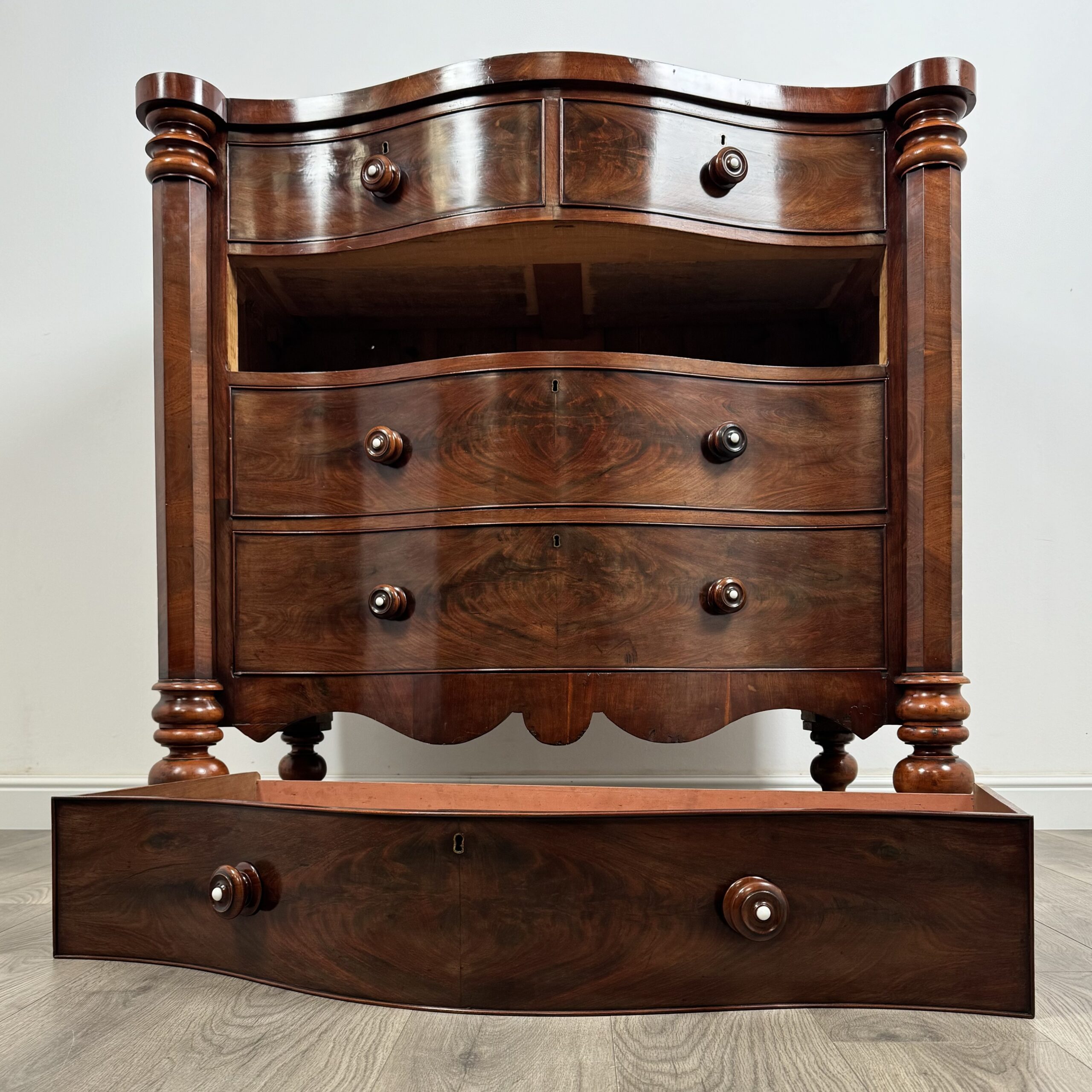 Antique 19th Century Rare Serpentine Chest Of Drawers In Mahogany