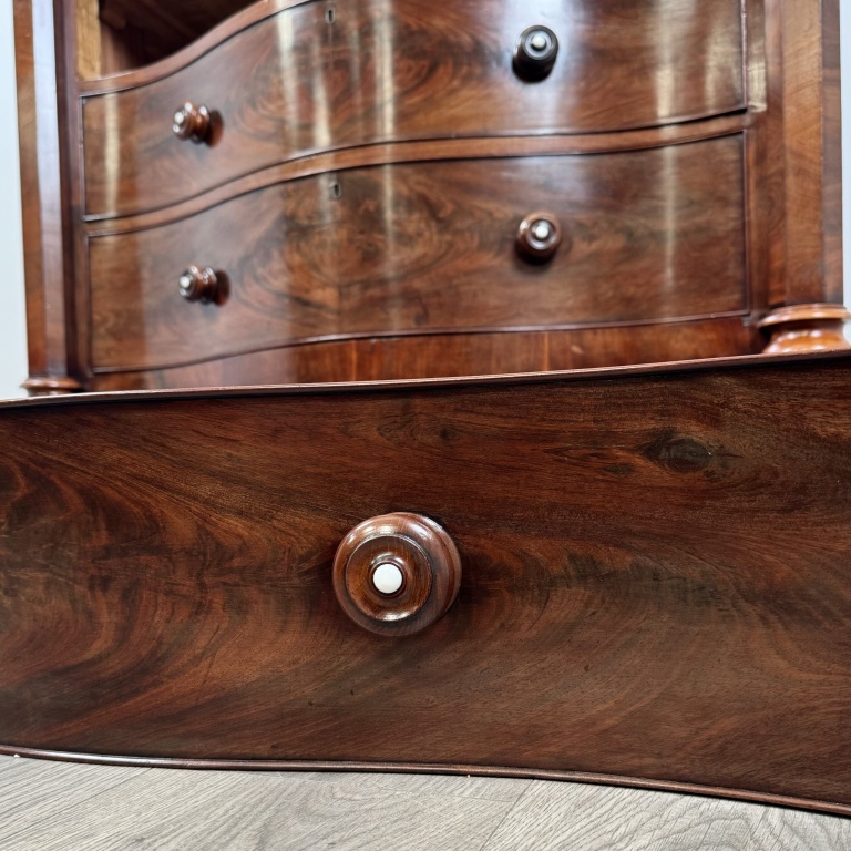 Antique 19th Century Rare Serpentine Chest Of Drawers In Mahogany - Image 11