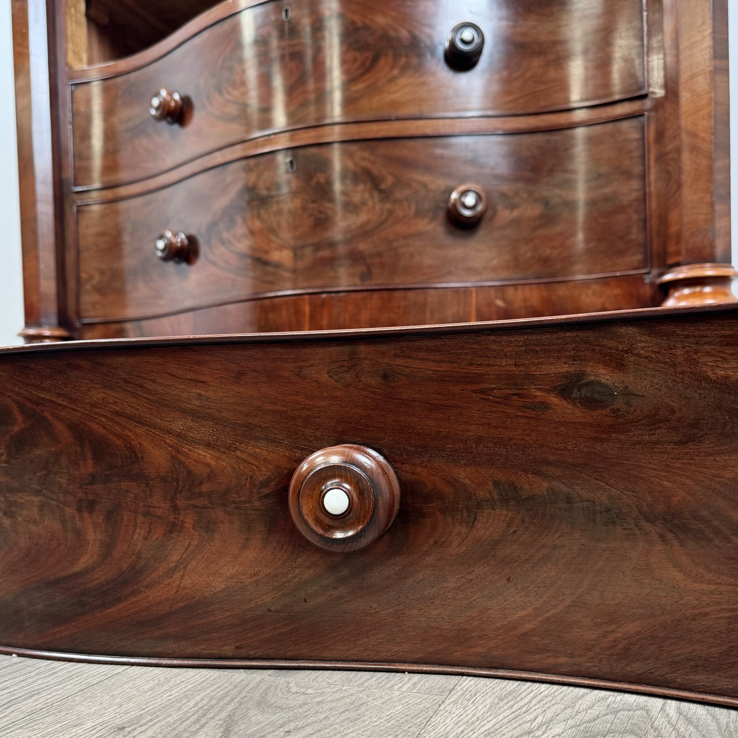 Antique 19th Century Rare Serpentine Chest Of Drawers In Mahogany