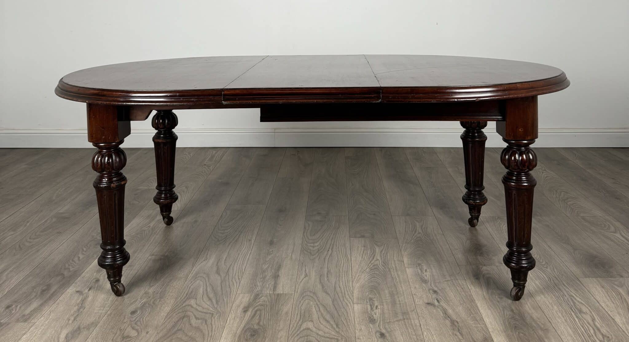 Antique Fine Quality 19th Century Dining Table In Mahogany
