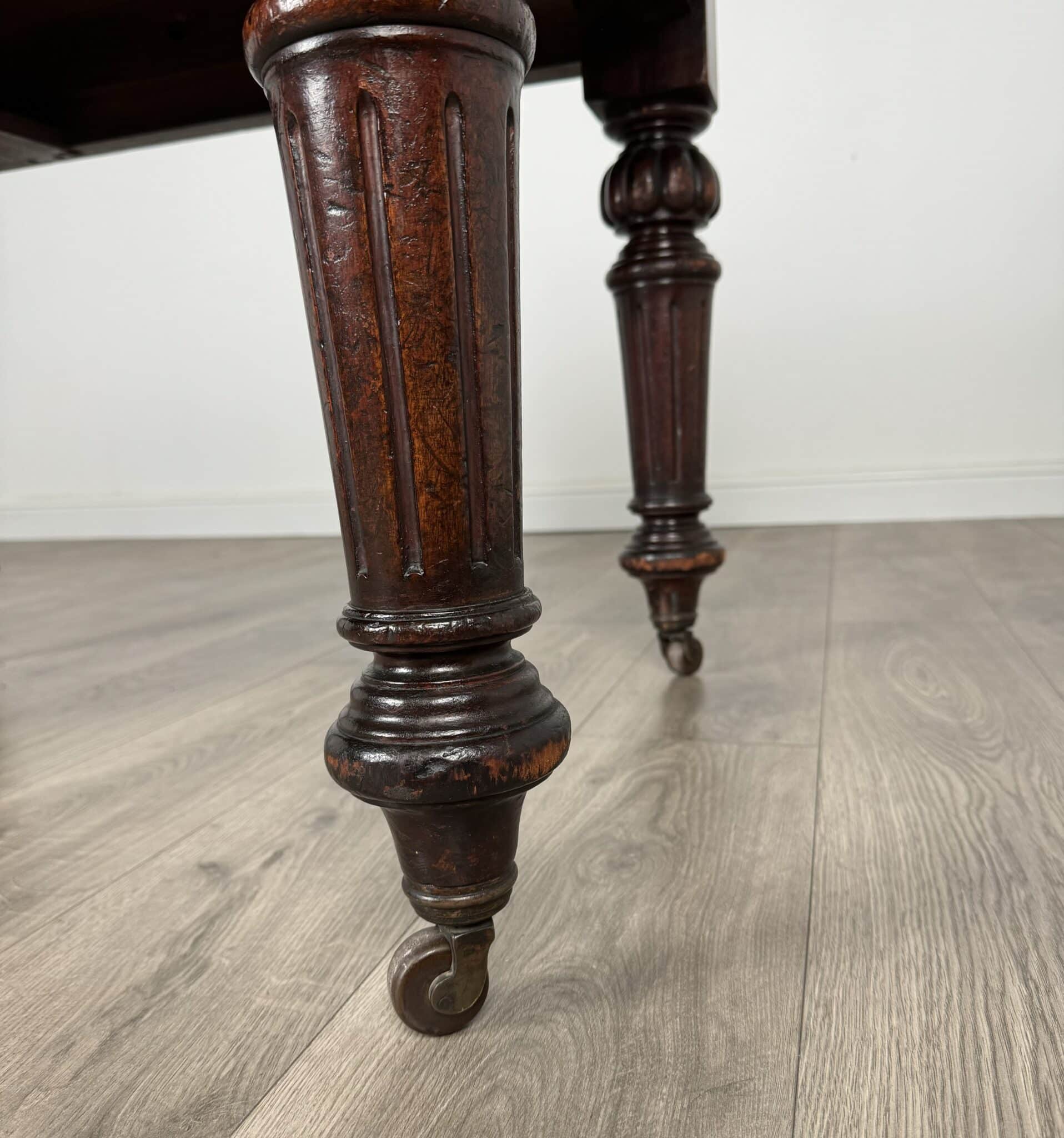Antique Fine Quality 19th Century Dining Table In Mahogany