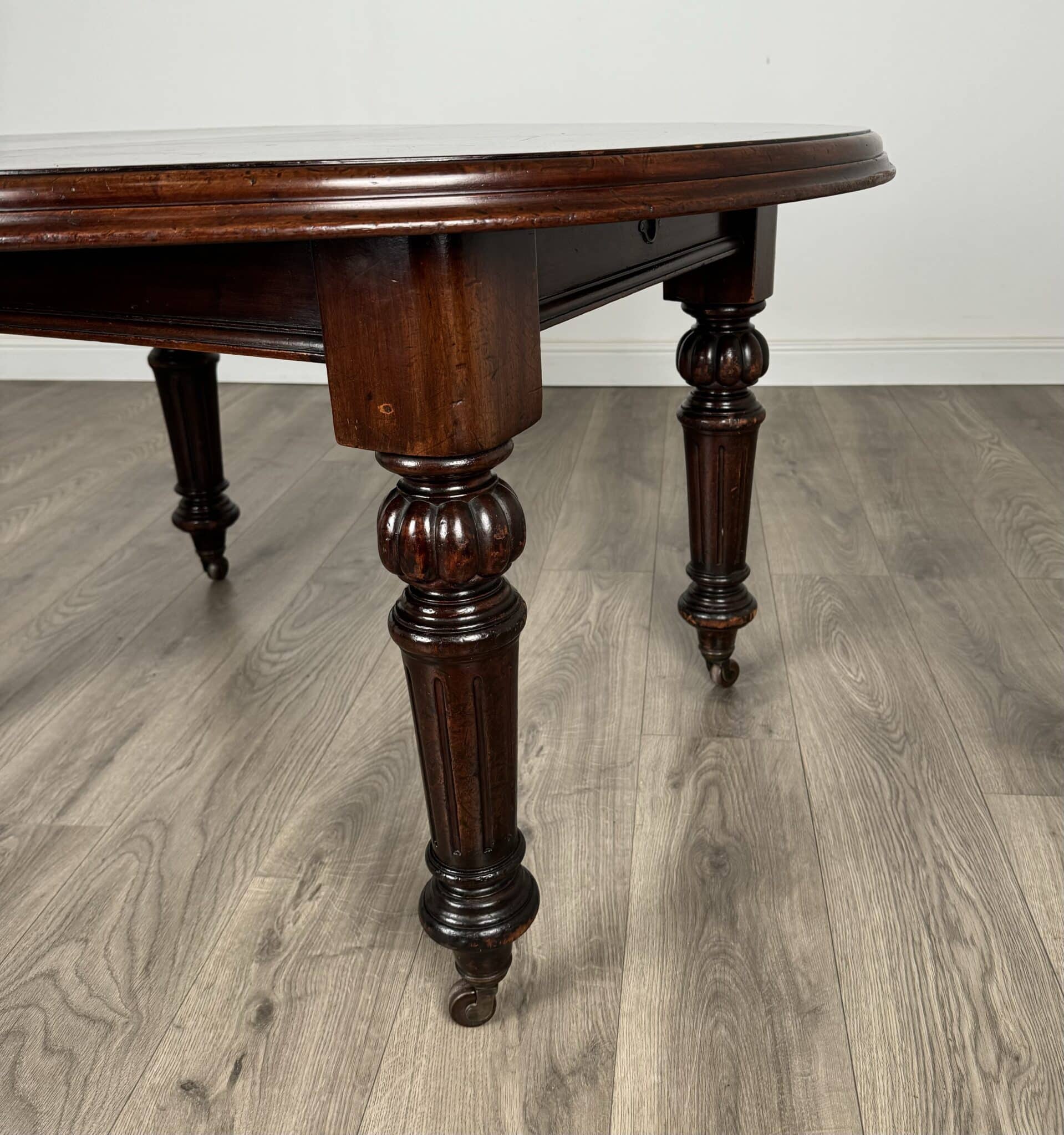 Antique Fine Quality 19th Century Dining Table In Mahogany