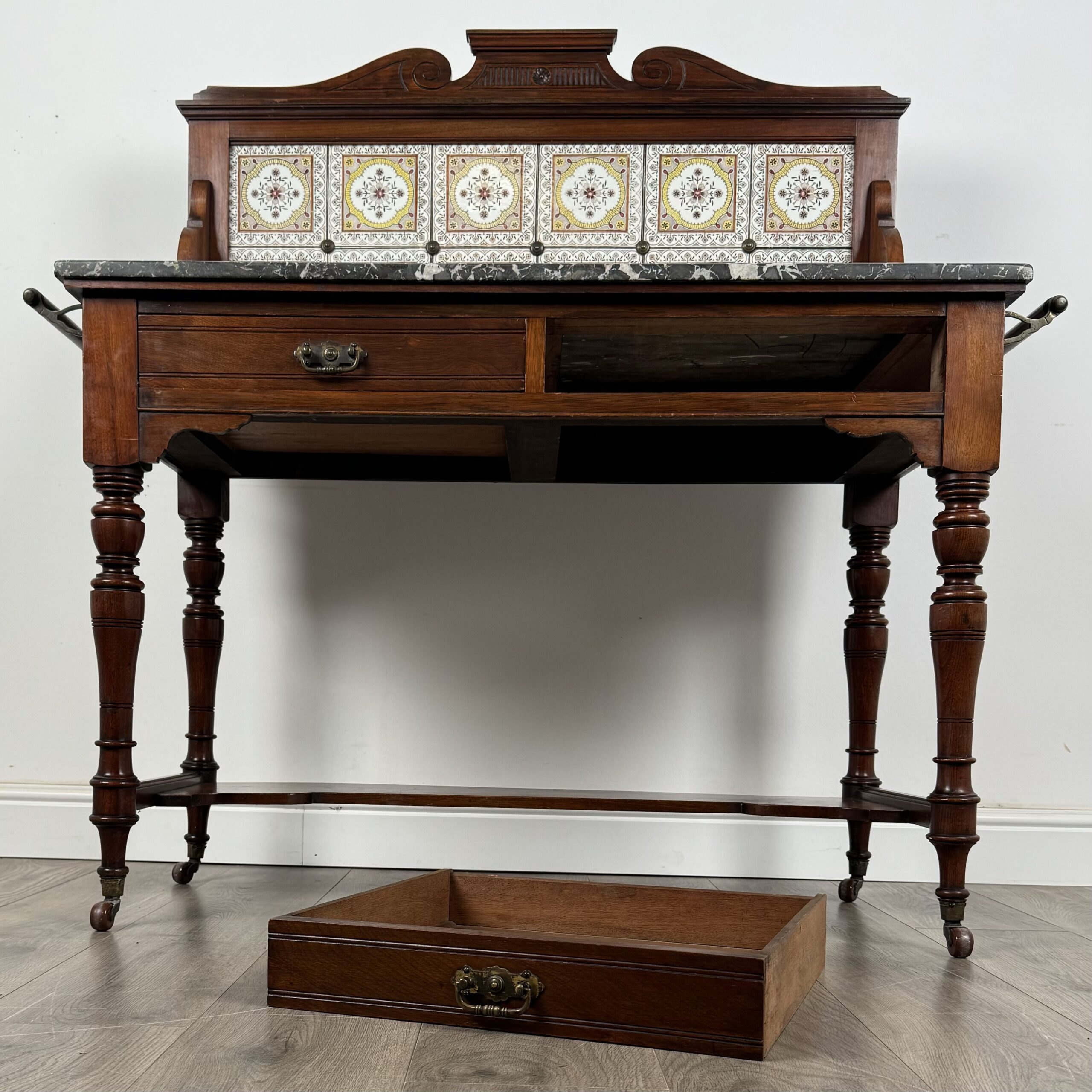 Antique Late 19th Century Marble Top Washstand In Walnut