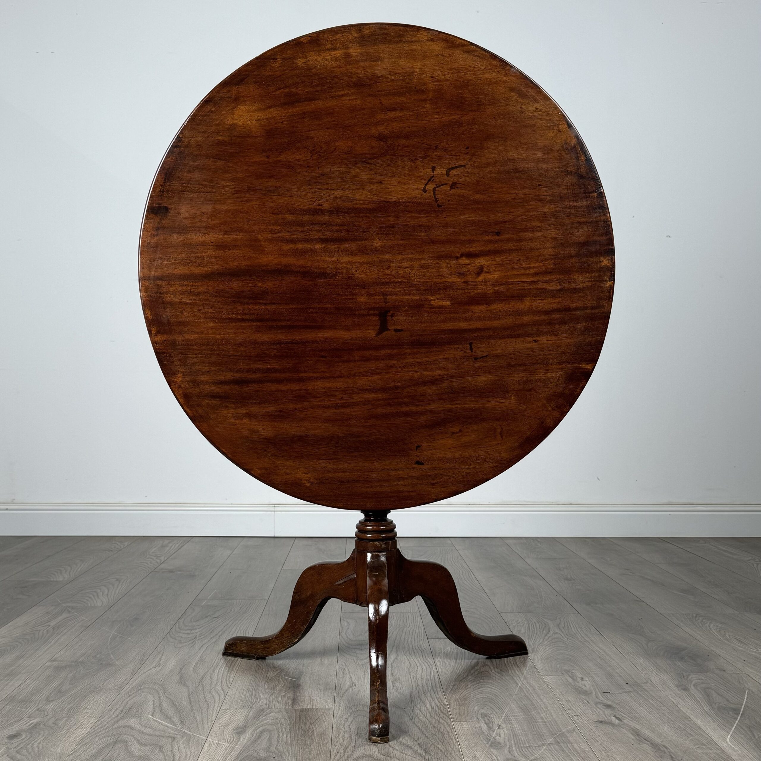 Antique 18th Century Round Tilt Top Table In Mahogany