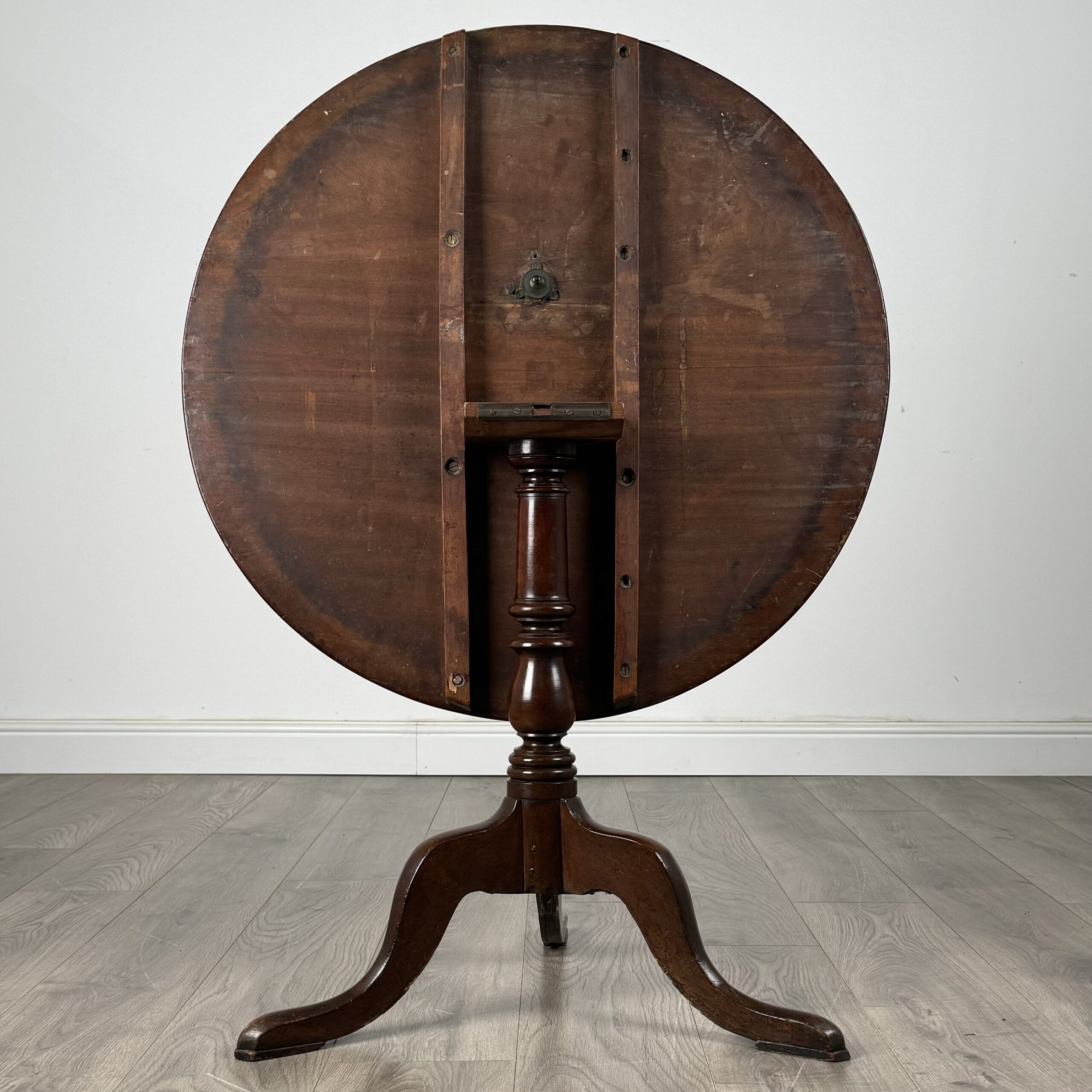 Antique 18th Century Round Tilt Top Table In Mahogany