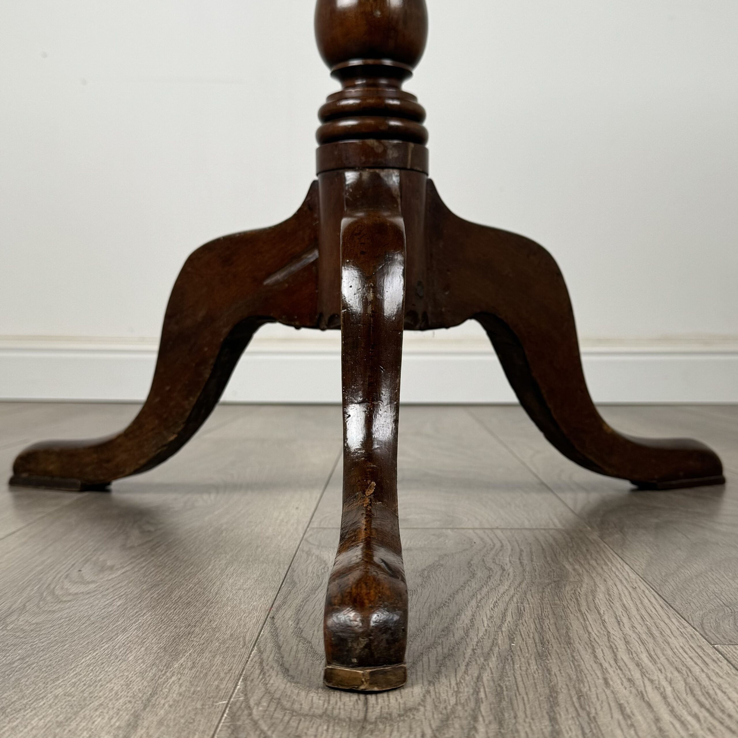 Antique 18th Century Round Tilt Top Table In Mahogany