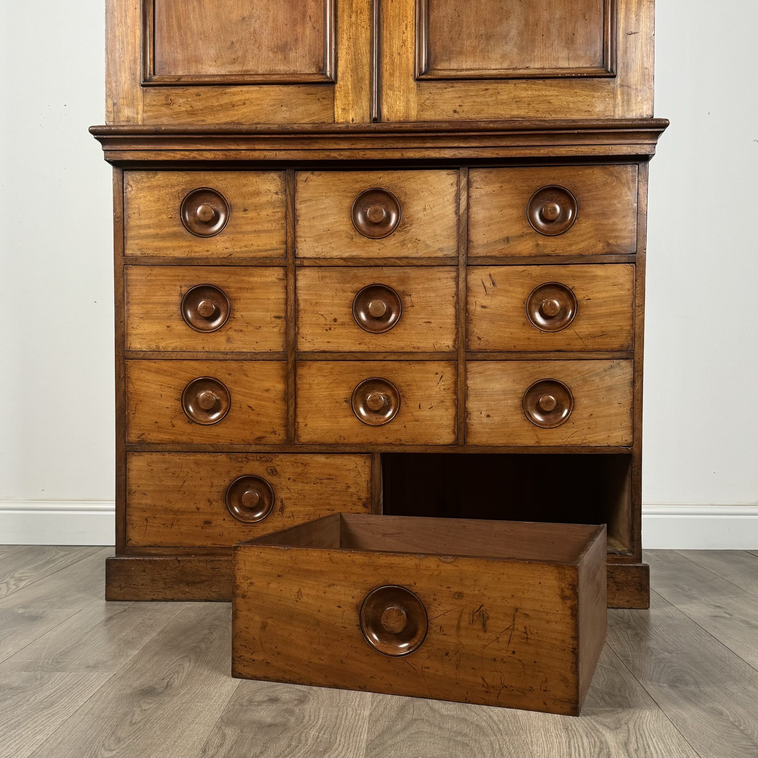 Antique 19th Century Fine Quality Cupboard In Mahogany