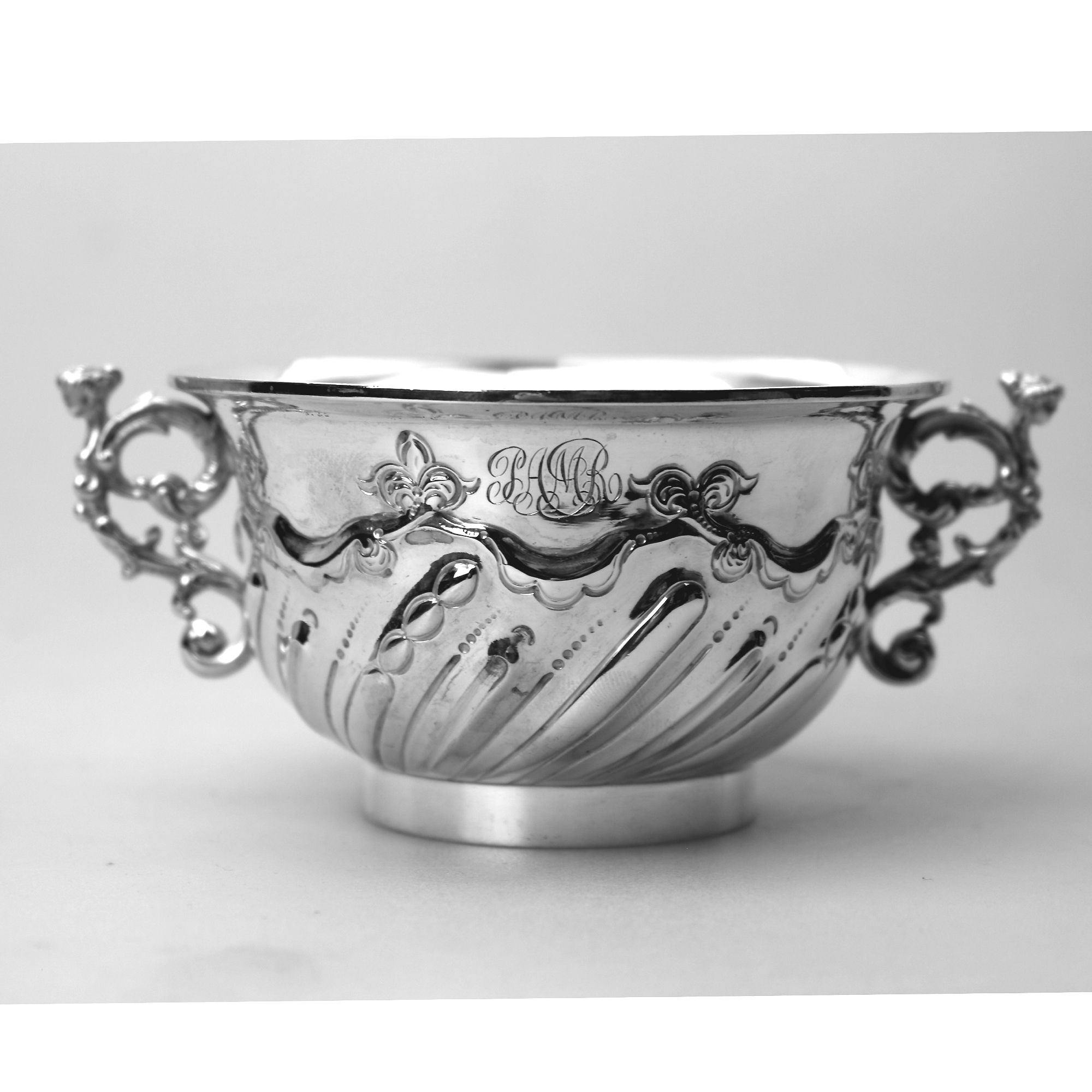 A very fine antique English solid silver classical caryatid mask Bowl 135g C.1913