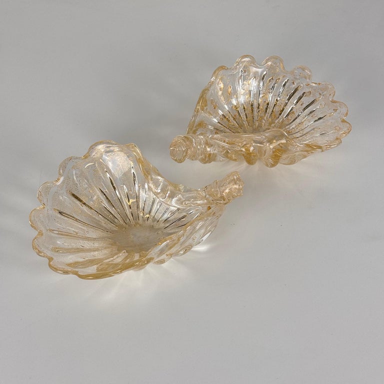 Elegant Pair of Murano Glass Catch-Alls in Shell Shape with Gold Detailing, 1970