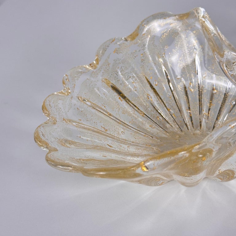 Elegant Pair of Murano Glass Catch-Alls in Shell Shape with Gold Detailing, 1970