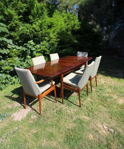 https://www.timelessfurnitureuk.com/product-page/queen-anne-style-vintage-walnut-dressing-table