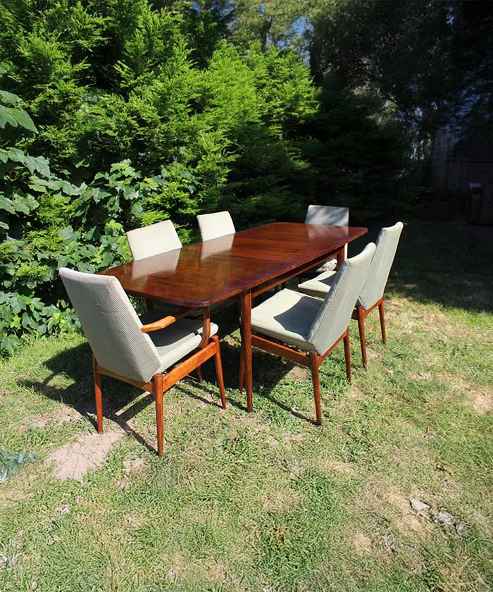 https://www.timelessfurnitureuk.com/product-page/queen-anne-style-vintage-walnut-dressing-table