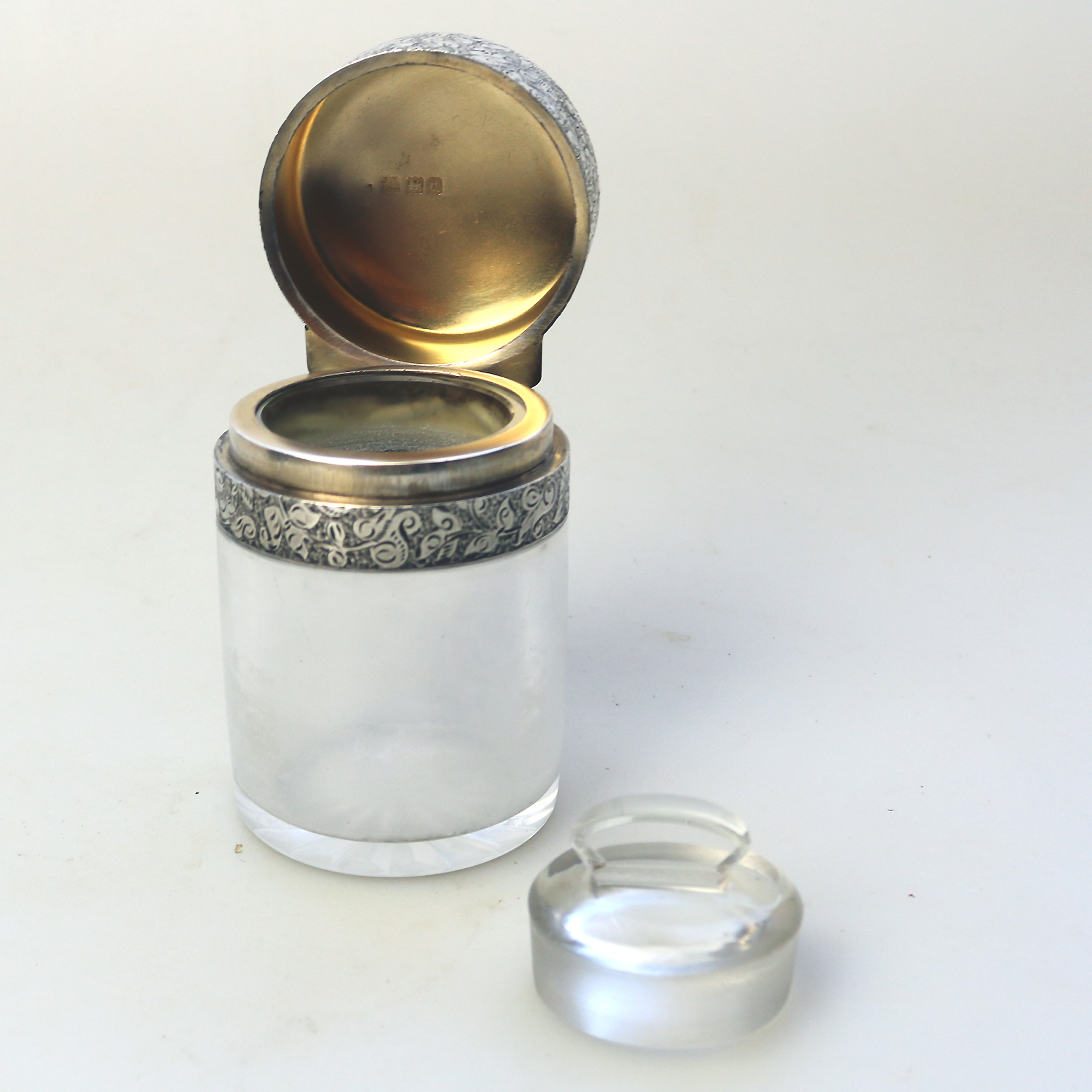 A substantial antique Victorian Sampson Mordan solid silver Scent Bottle C.1899