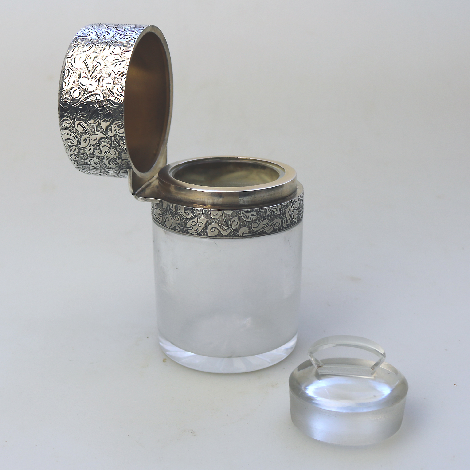 A substantial antique Victorian Sampson Mordan solid silver Scent Bottle C.1899
