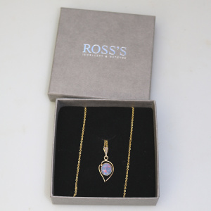 A good vintage 925 silver gilt Opal Pendant on Chain 3g - gift boxed C.20thC