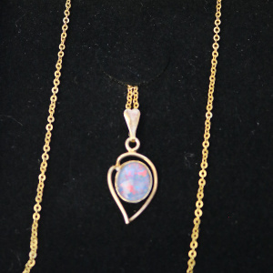 A good vintage 925 silver gilt Opal Pendant on Chain 3g - gift boxed C.20thC