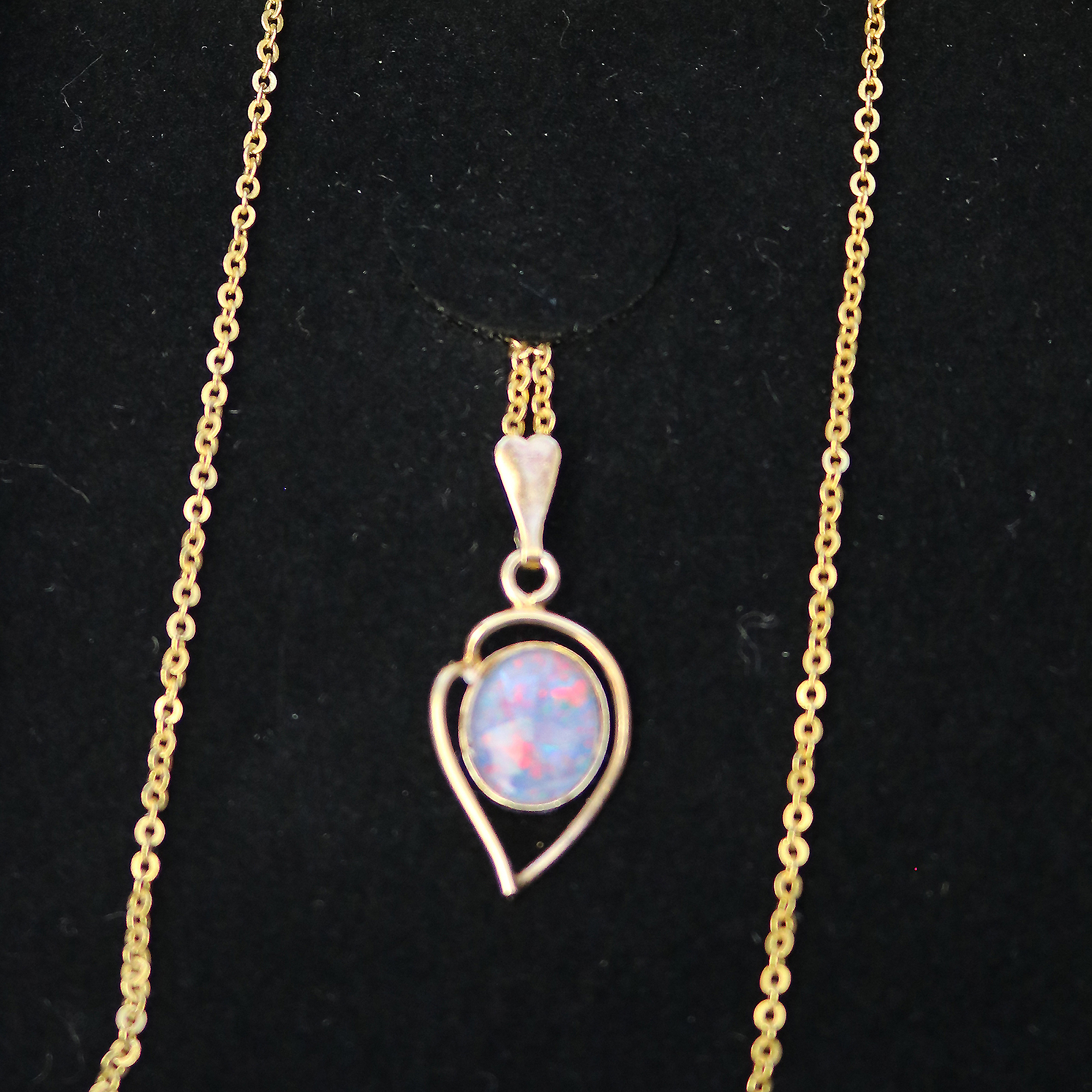 A good vintage 925 silver gilt Opal Pendant on Chain 3g - gift boxed C.20thC