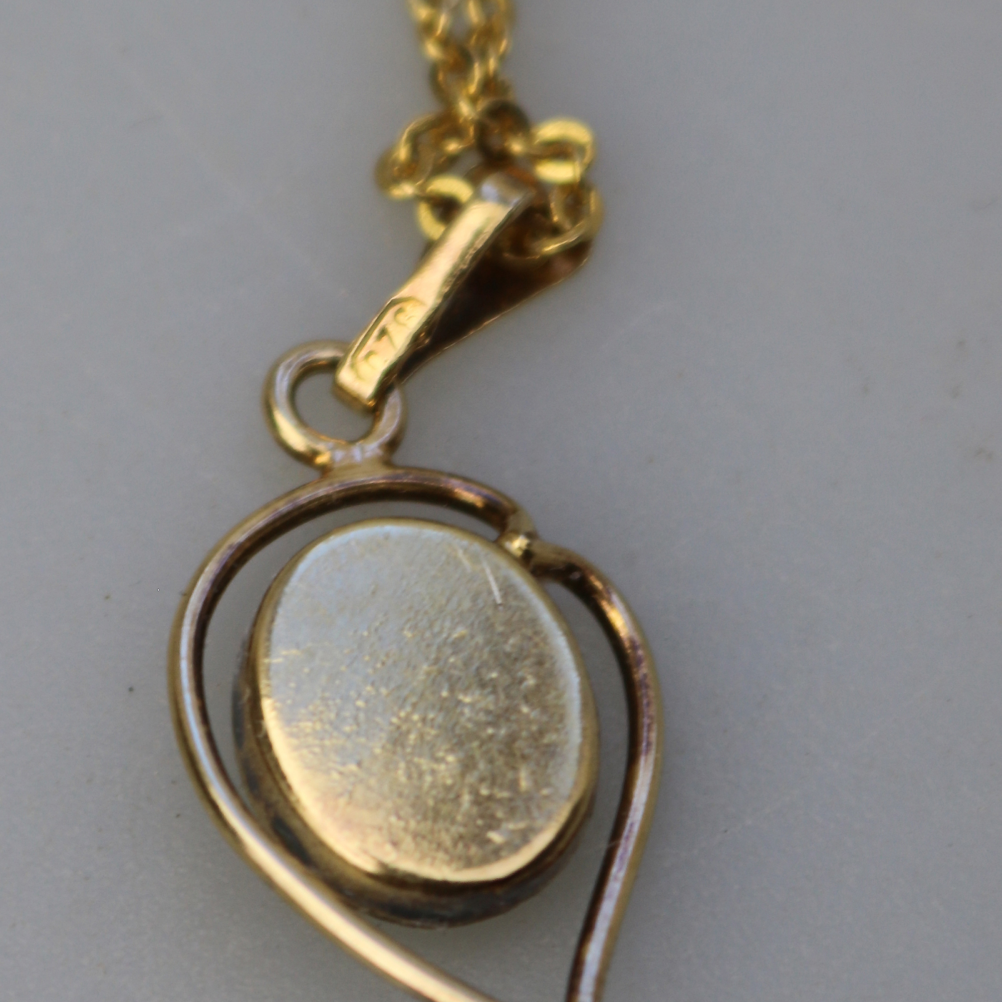 A good vintage 925 silver gilt Opal Pendant on Chain 3g - gift boxed C.20thC