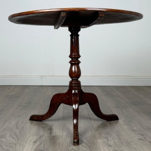 Antique 18th Century Round Tilt Top Table In Mahogany
