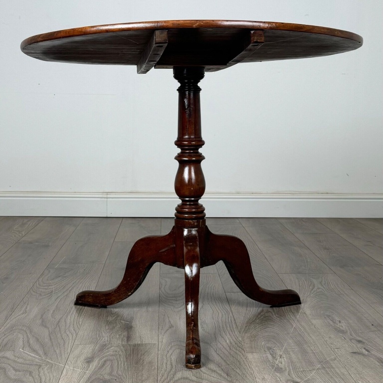 Antique 18th Century Round Tilt Top Table In Mahogany