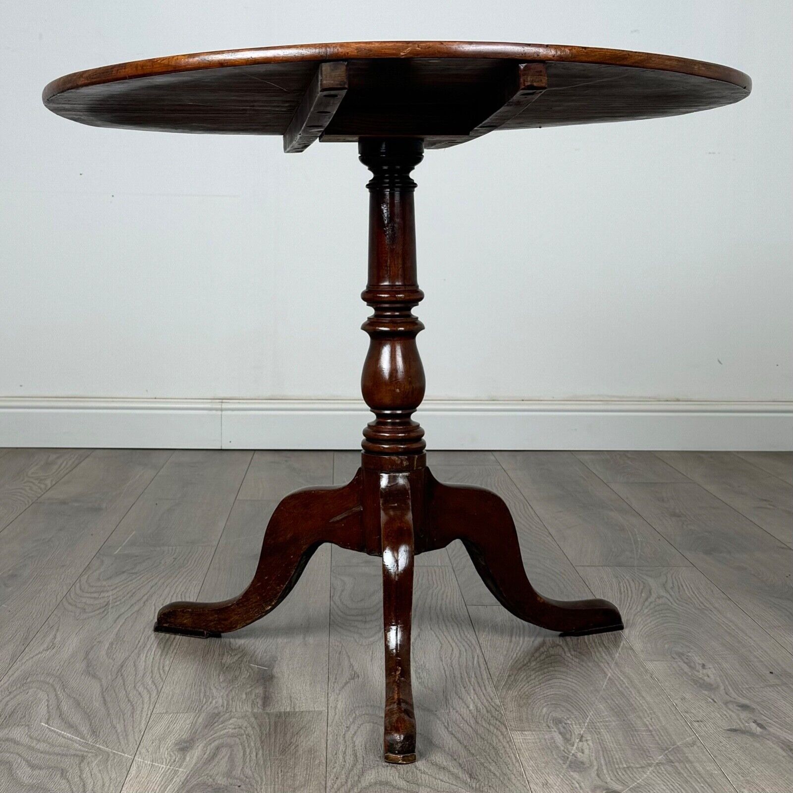 Antique 18th Century Round Tilt Top Table In Mahogany