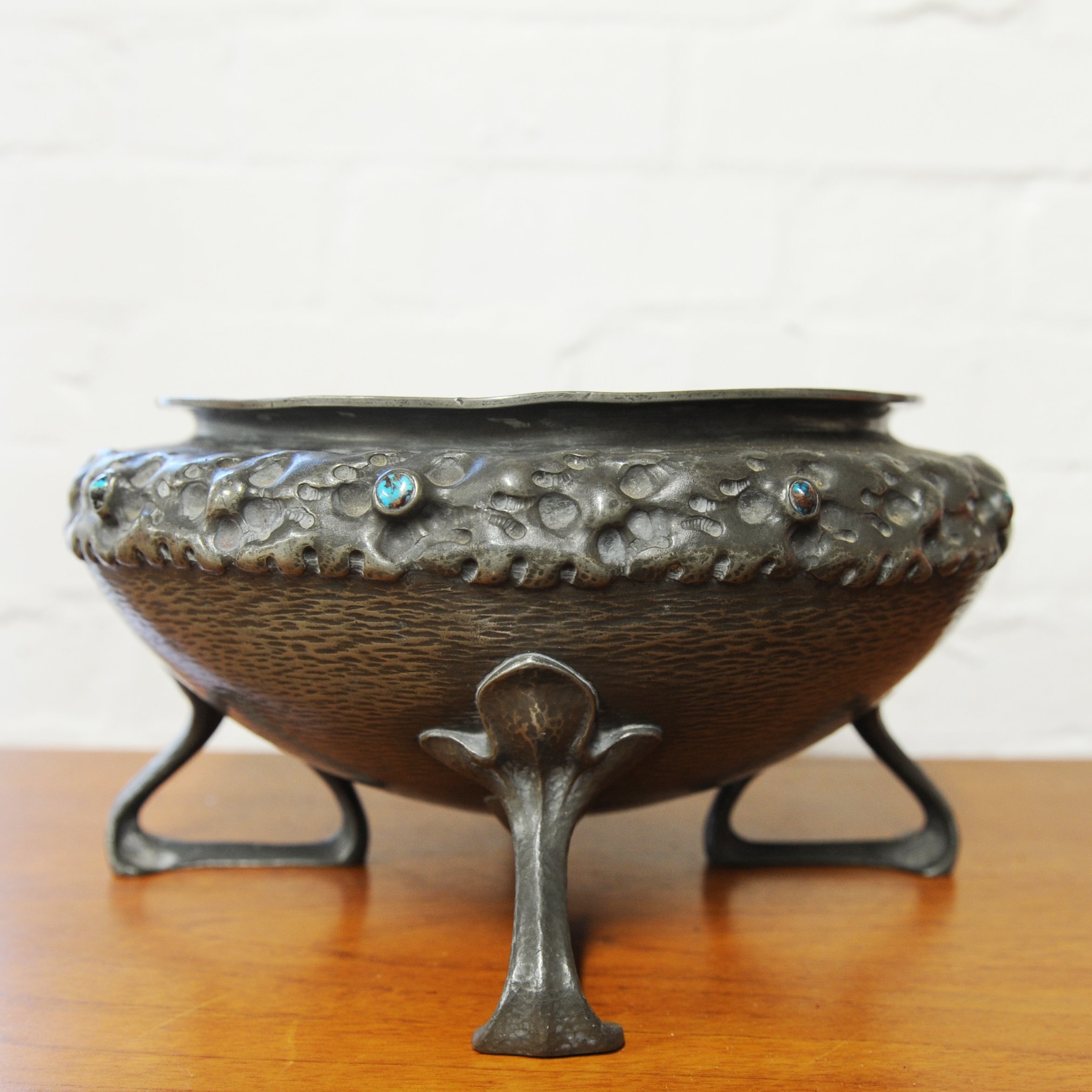 Decorative Arts & Crafts Stamped Liberty & Co Textured Pewter Bowl With Inlaid Enamel, 1900s