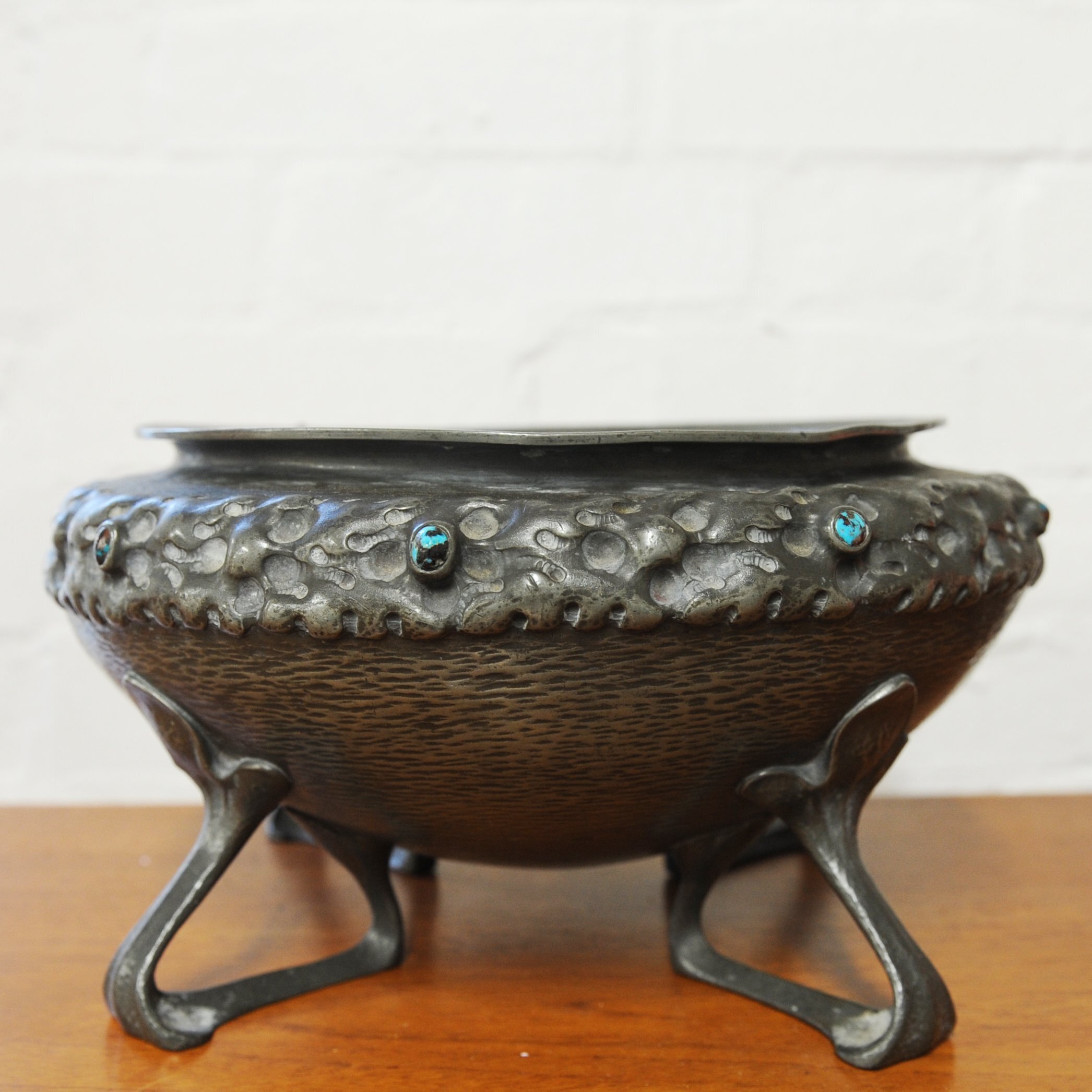 Decorative Arts & Crafts Stamped Liberty & Co Textured Pewter Bowl With Inlaid Enamel, 1900s