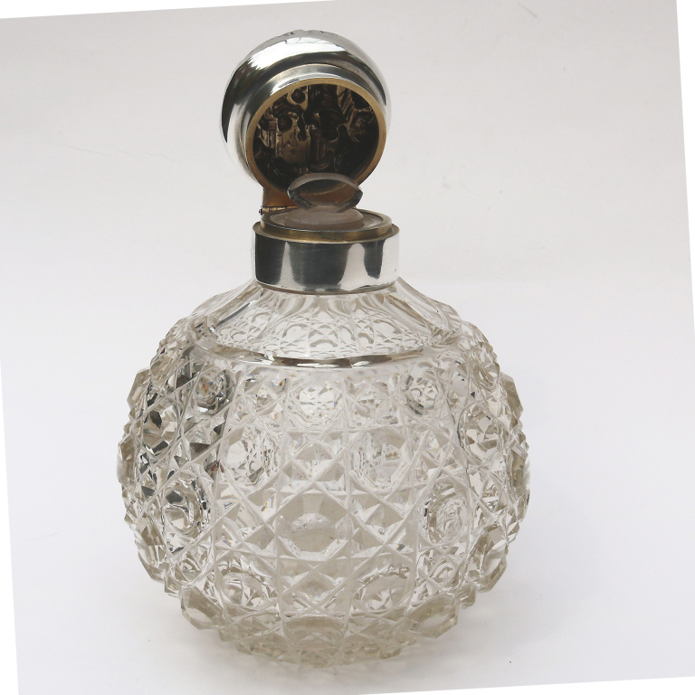 A good & large William Comyns antique solid silver & cut glass Scent Bottle C.1902 - Image 3
