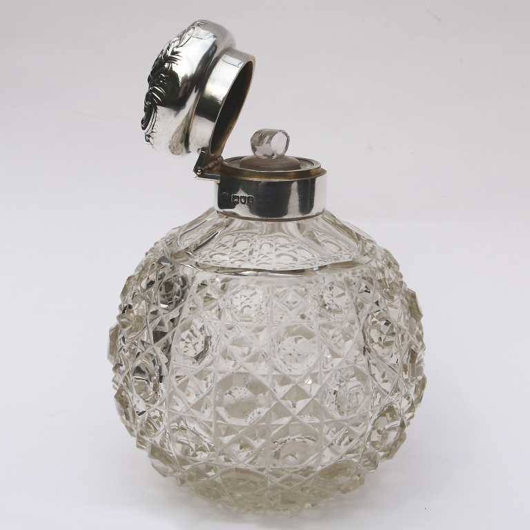 A good & large William Comyns antique solid silver & cut glass Scent Bottle C.1902 - Image 4